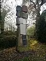 Gedenksäule aus alten Grabsteinen