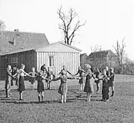 Reigenspiel vor dem Saalanbau (1954)