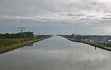 Der Julianakanal zwischen Ohé en Laak und Echt, im Hintergrund die Clauscentrale in Maasbracht