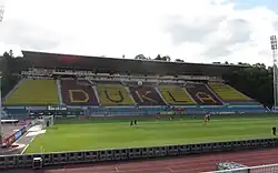 Die überdachte Haupttribüne des Stadions