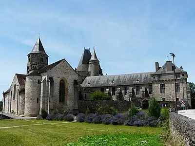 Kirche Saint-Pierre-ès-Liens und dahinter das Schloss