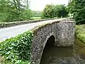 Die Brücke „Pont de la Tour“ über der Isle, die hier die Grenze zu Jumilhac-le-Grand bildet