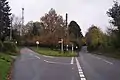 Einer der beiden großen Sendemasten hinter der Wegegabel von Main Road und Brasted Lane im Südosten von Knockholt