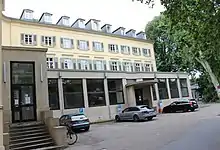 Foto der Eingangsfassade des Juristischen Seminars in der Friedrich-Ebert-Anlage 6-10