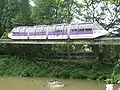 Einschienbahn über einem See