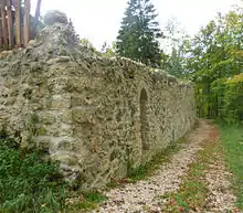 Ruine Schloss Justingen: Rekonstruierte nordwestliche Schlossmauer