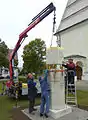 Errichtung der Stauferstele durch Markus Wolf