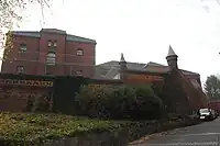 Die hohen Mauern mit kleinen Wachtürmen des Gefängnisses