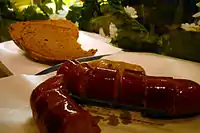 Käsekrainer mit süßem Senf und Brot