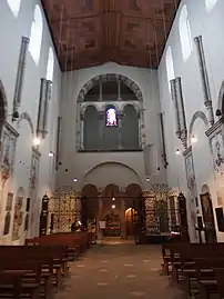 Langhaus nach Wes­ten, Kop­pel­ar­kaden n. Vor­bild d. Aache­ner Pfalz­kapelle