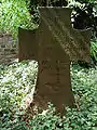 Grabkreuz im Innenhof