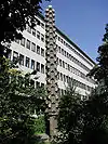 Brunnenstele vor der Bezirksregierung in Köln