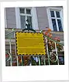 Gymnasium Gebäude mit Informationstafeln Auf den Spuren von Schwejk