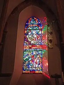 Buntglasfenster der Kirche