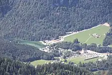 Anleger Königssee vom Kehlsteinhaus aus gesehen. Am Waldrand die Kunsteisbahn Königssee