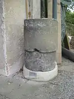 Zwei Säulentrommelfragmente vom ehemaligen Königstor.