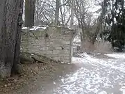 Künstliche Ruine mit halben Torbogen