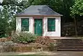 Das Teehaus an der Nordseite des Parks