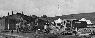Heizhaus und Wasser­sta­tion der k.u.k. Loko­motiv­feldbahn No. 1 in  Buszków bei Miechów (ca. 1915)