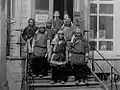 Kunden vom Volk der Nanai vor der Filiale der Firma in Chabarowsk, ca. 1900