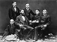 Die Unternehmensleitung 1880: Am Tisch sitzend Gustav Albers, Gustav Kunst und Adolph Dattan (v. l. n. r.)