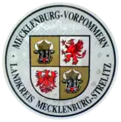Zulassungsplakette des Landkreises Mecklenburg-Strelitz mit dem mecklen­burg-vorpommer­schen Landeswap­pen bis 2011