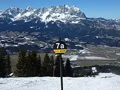 Schwarze Skipiste am Kitzbüheler Horn, Blick zum Wilden Kaiser