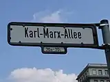 Straßenschild der Karl-Marx-Allee in Berlin