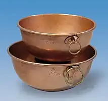 Beispiel von zwei Objekten aus der Hofküche Hannover: Zwei Schneeschlagschüsseln mit Schlagstempel: „Krone und Welfenroß“, Deutschland, 19. Jh., H: 16,5/14 cm; Durchmesser: 33/28,5 cm