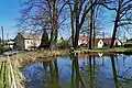 Der Mühlteich in Brauna wird vom Schwosdorfer Wasser durchflossen (links die ehemalige Knorrmühle)