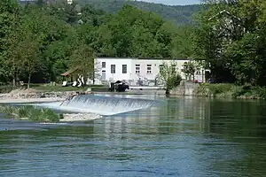 Kraftwerk mit Kanal und Wehr