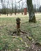 Hydrant des KZ Husum-Schwesing (im Hintergrund das Stelenfeld)