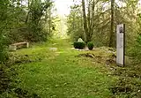 Gedenkstein und Weg am Standort des 1964 gesprengten Krematoriums