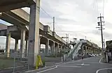 Endstation Kachigawa, links die Chūō-Hauptlinie