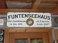 Die Eingangstür des Kärlingerhauses mit dem Schild des Vorgängerbaus