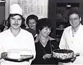 Kaffeehaus Heldt, 1970er Jahre, Manfred und Lieselotte Heldt mit ihrem Sohn Armin (links); im Hintergrund Käthe Krellenberg