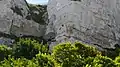 Blick von der Stadt auf die Klippe mit der Öffnung für die 75-mm-Kanone