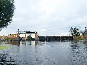 Kahnschleuse und Nadelwehr mit Schützenwehr vom Unterwasser fotografiert