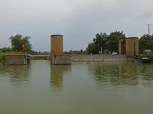 Kahnschleuse und Nadelwehr vom Oberwasser fotografiert