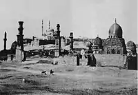 Blick über al-Qarafa, die „Stadt der Toten“, auf die Zitadelle mit der noch unvollendeten Alabastermoschee (1856)