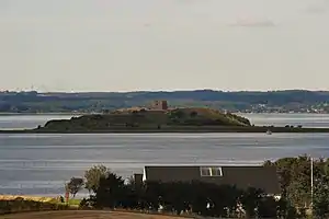 Kalø Vig und die Burgruine Kalø von der Egå Kirke (Kirche von Egå) aus gesehen.
