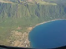 Schrägluftbild von Kalaupapa mit den Steilklippen im Westen, die eine natürliche Grenze des County bilden