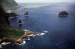 Kalaupapa-Halbinsel von Osten gesehen, mit den Felseninseln Huelo, Okala und Mōkapu
