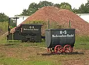 Ausgestellte Arbeitsfahrzeuge auf dem Werkgelände