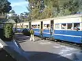 Personenzug im Bahnhof Solan, 2007
