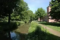 Der durch den Landschaftsarchitekten Maximilian Friedrich Weyhe kanalisierte Schwarzbach im Schlosspark Kalkum (2014)