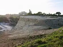 Kalksteinbruch mit Kalkwerk im Hintergrund