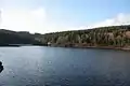 Blick vom Staudamm über den See.
