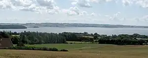 Kalø Vig aufgenommen von Uggelsbølle. Im Hintergrund Burg Kalø und die Mols Bjerge.