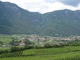 Der Mendelpass von Osten, darunter Kaltern